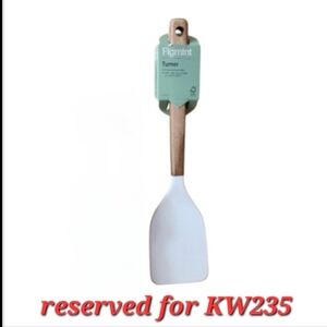 NWT Figmint White Turner with Wooden Handle